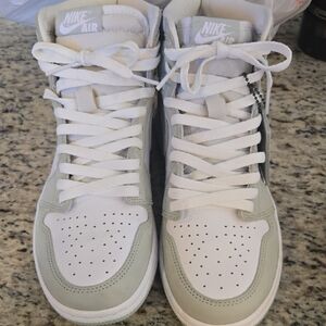 Nike Air Jordan 1 Mid – Light Sage / Seafoam Green – Women’s 9.5 – Excellent Con